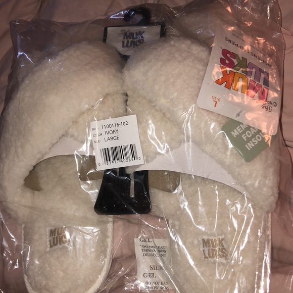 ⬇️🎉 SALE! BNWTIP Muk Luks Cream Slippers SIZES M & L only sizes left! - Picture 6 of 6
